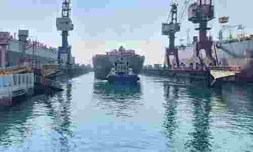 Wan Hai 165 Getting docked